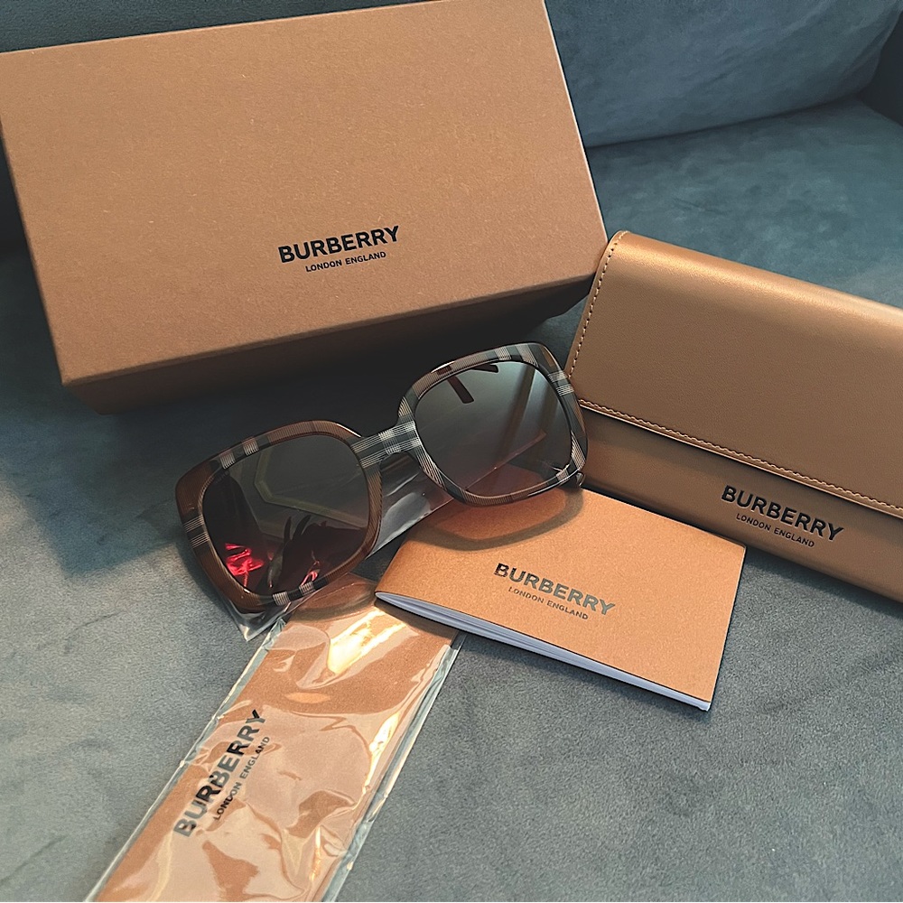 ❗️NEW, NEVER WORN BURBERRY SUNGLASSES❗️